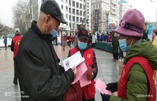 口服液玻璃瓶属于什么垃圾 口服液玻璃瓶属于哪类垃圾，口服液玻璃瓶属于什么垃圾（垃圾分类走进学雷锋志愿服务“大集”）