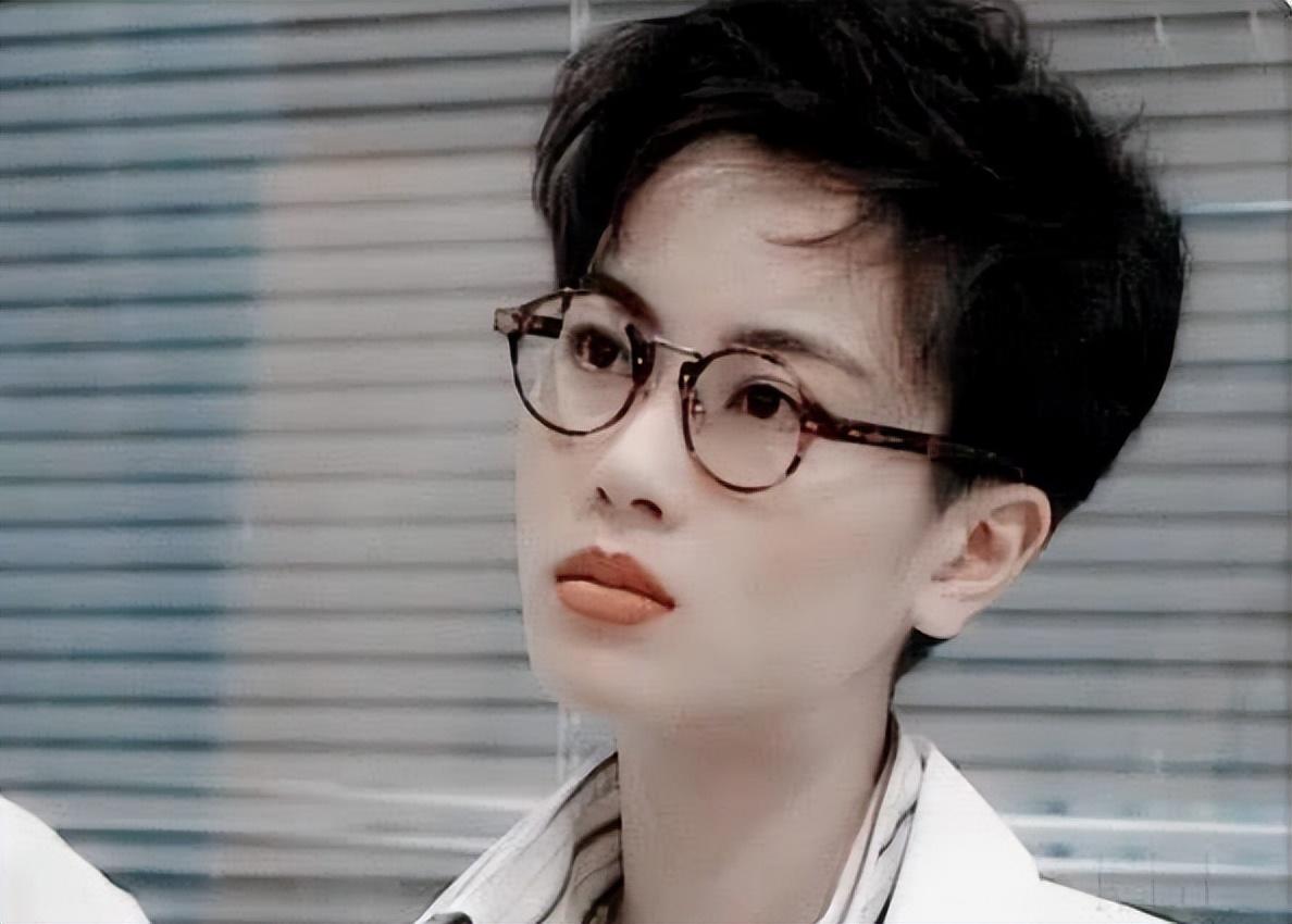 在众多的"短发女神"当中,袁洁莹应该是最受公认的一位.