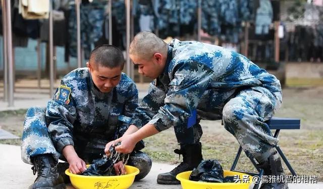 沐浴露可以洗衣服吗，沐浴露可以用来洗衣服吗（军人官兵每天穿鞋子怎么预防脚气）