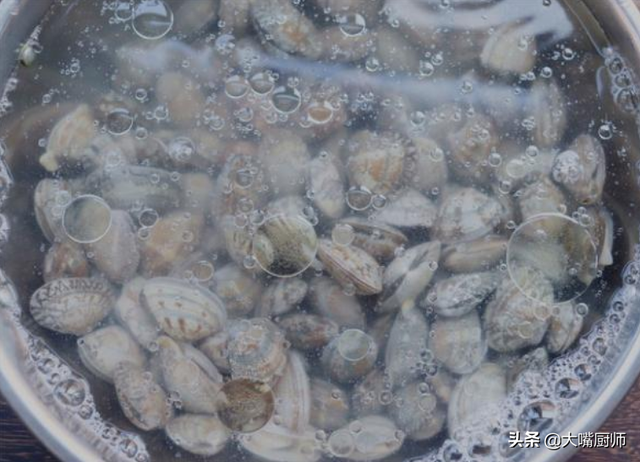 花甲怎么洗最快最干净，花甲怎么洗最快最干净最快（用盐水泡不靠谱）