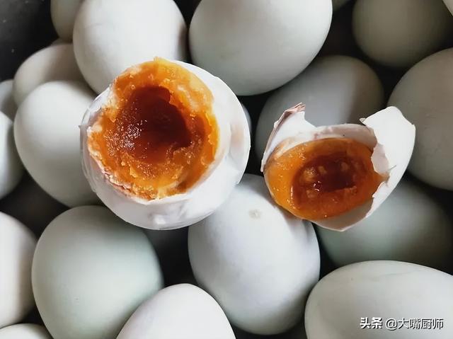 鸭蛋怎样做才最好吃，黑皮烤鸭蛋怎样吃好吃（鸭蛋用白酒泡一泡）