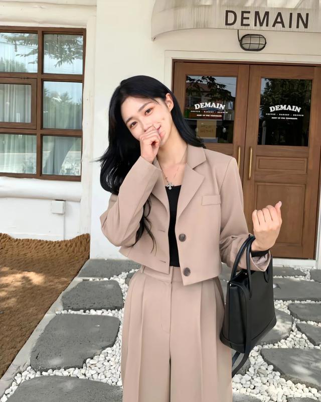 十八度穿什么衣服，18度左右衣服搭配图上海（照着这样穿，保暖又美丽）