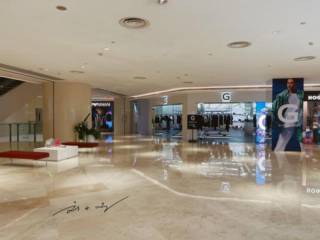 离我最近的百货商场，离我最近的商场百货（重庆解放碑旁边有个重庆时代广场）