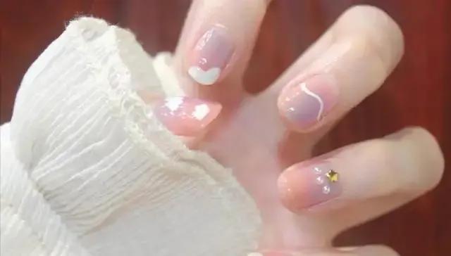 渐变美甲制作教程，渐变美甲制作教程视频（美甲做出渐变效果的步骤）