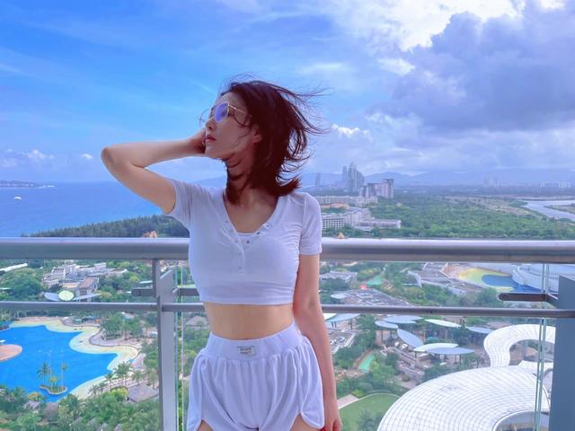 张馨予男人装，张馨予 男装（张馨予晒海边性感自拍）