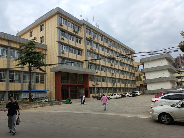 黄冈师范学院是一本还是二本，黄冈师范学院是几本大学（永远的黄冈师专，永远的青春）