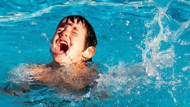 儿童溺水急救方法,儿童溺水急救方法图片(这个流传最广的急救方法是错