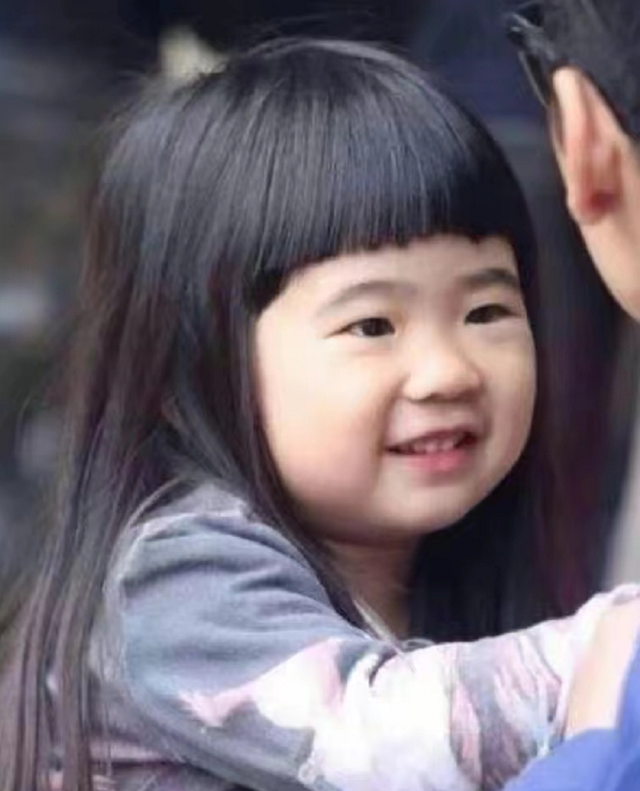 明星父女颜值对比黄多多，邱淑贞女儿大长腿