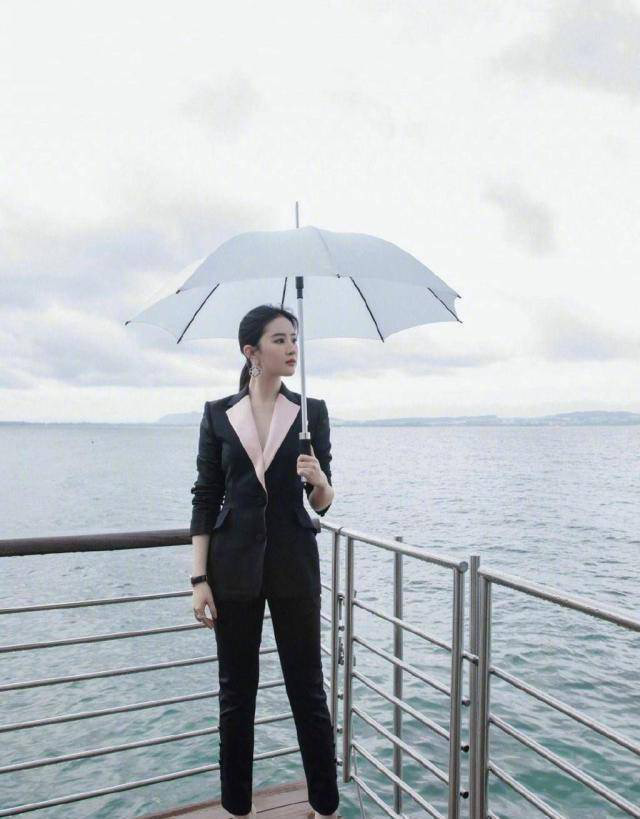 刘亦菲时尚穿搭可仙又可撩，谁又能抵得过神仙姐姐的气质