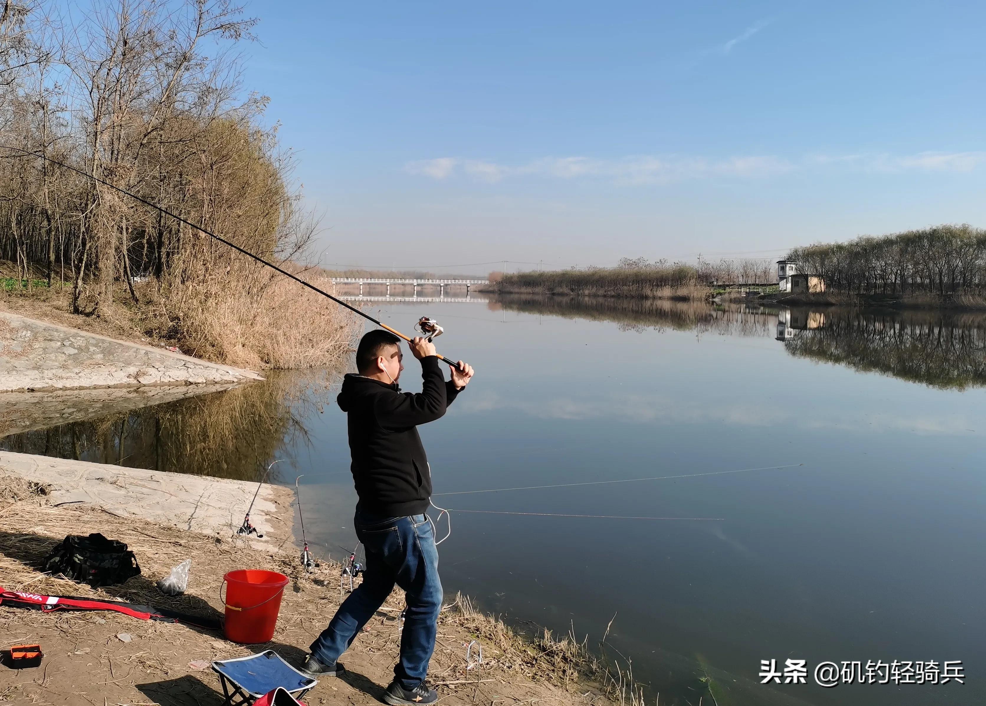初冬串钩钓鱼误区揭秘：为何矶竿少人用？实战解析助你避开常见认知陷阱