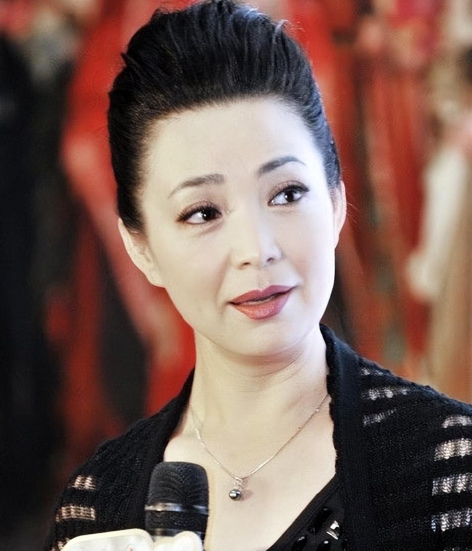1. 丁嘉丽丁嘉丽作为圈内有名的老戏骨,可谓是新生演员学习的楷模.