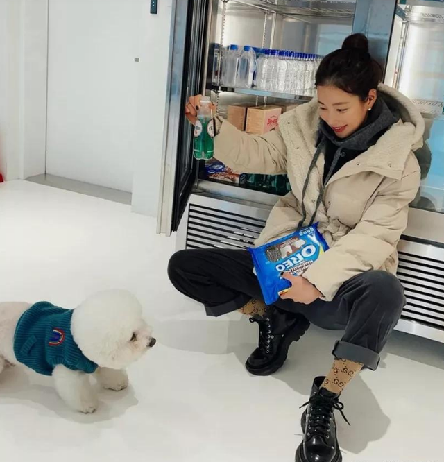 马丁靴怎么搭配，马丁靴配什么衣服好看（穿“马丁靴”搭什么裤子才好看）