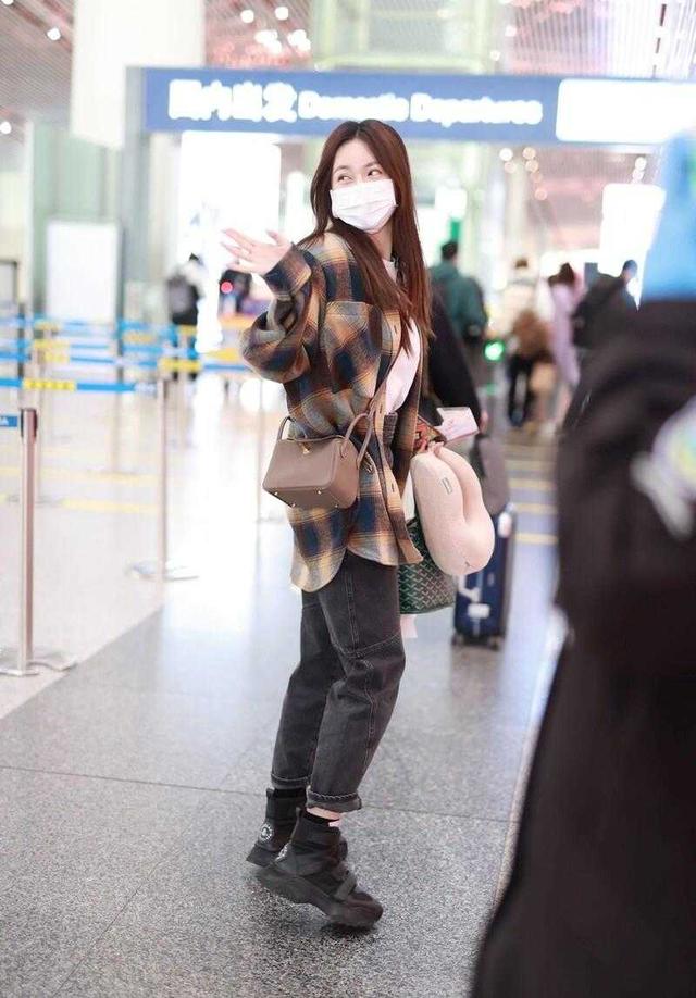 格子衬衫配什么裤子，黑色格子衬衫配什么裤子（格纹衬衫配牛仔裤走机场）