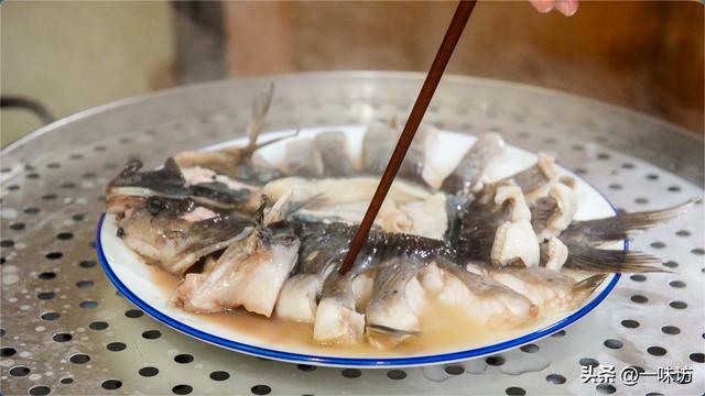 蒸鱼的做法.教你如何蒸鱼视频，蒸鱼的做法.教你如何蒸鱼（餐厅里的清蒸鱼为啥那么好吃）