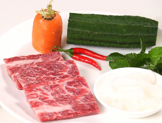 如何做酸辣牛肉汤好喝，怎样做酸辣牛肉汤（肉香四溢的酸辣金汤浸雪花牛肉）