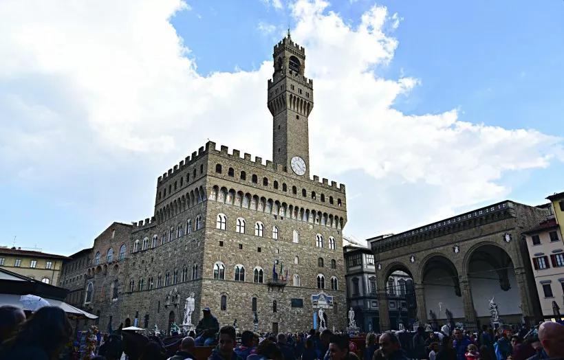 徐志摩有哪些散文集，徐志摩有哪些散文集和散文集（徐志摩散文代表作《翡冷翠山居闲话》原文欣赏）