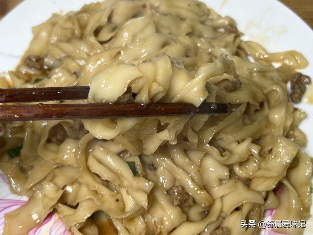 刀削面的家常做法简单，刀削面的家常做法简单又好吃（葱油刀削面在家这样做）