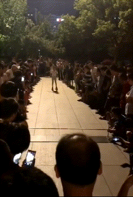 文字趣图不要生气，趣图搞笑图片文字（这样对待女朋友可不好）