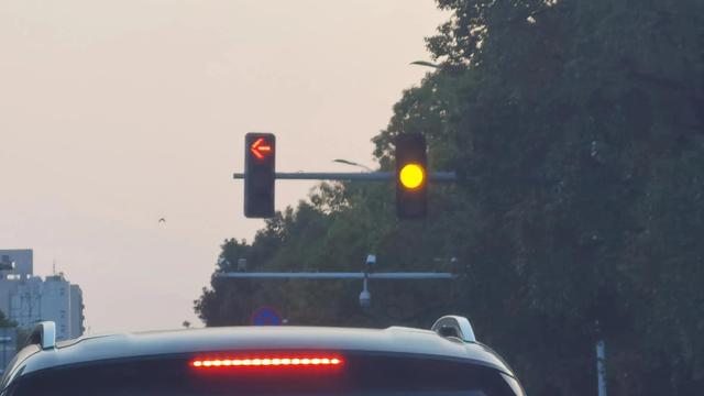 红绿灯为什么要有黄灯，红绿灯必须有黄灯吗（你绝对不知道的新国标红绿灯5个知识点）
