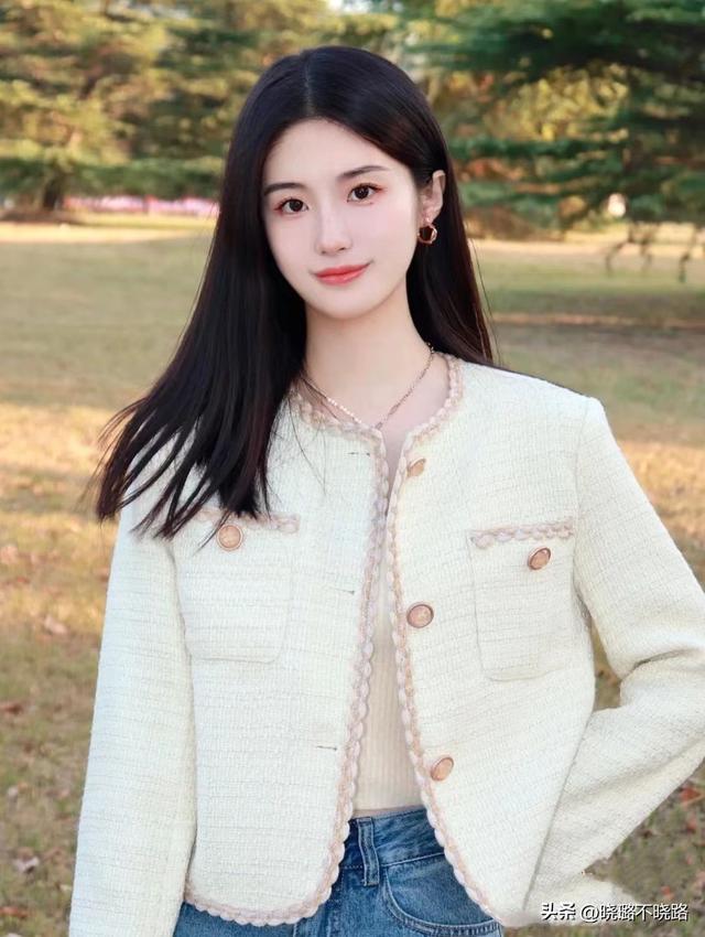 宽松直筒裤搭配什么上衣，宽松直筒裤搭配什么上衣好看（“小香风+直筒裤”）