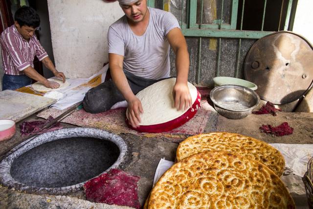 新疆美食有哪些，新疆的美食有哪些（新疆的10样“西域美食”）