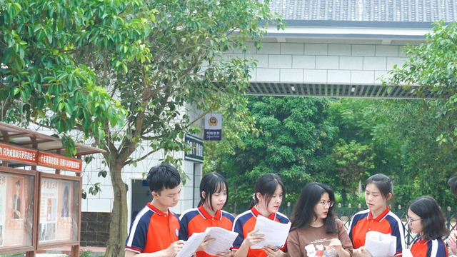 广西英华国际职业学院学费，广西英华国际职业学院2019年招生章程（2022年南宁市民办高中排名收费标准）