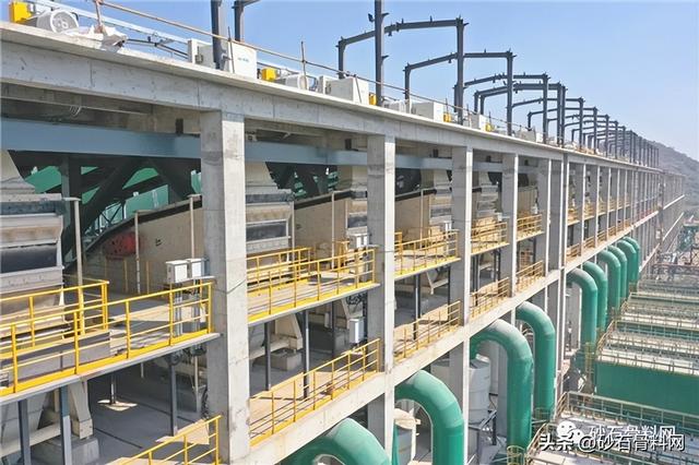 香蕉筛的特点和领域都有哪些，香蕉筛和直线筛的区别（每小时最高通过量38400吨的华新亿吨线是如何选择筛分设备的）