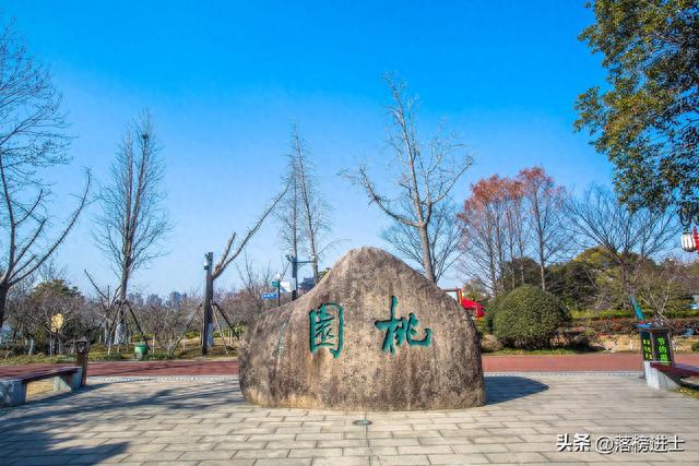 江苏泰州有一座桃园，坐落在凤城河畔，桃花盛开时，美到让人窒息