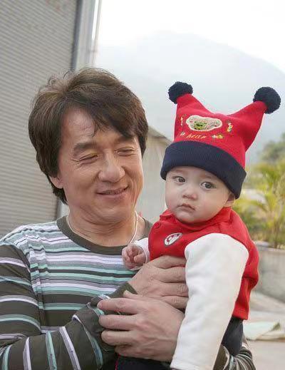 还记得《宝贝计划》里面的小宝贝马修吗?如今摇身一变成帅小伙