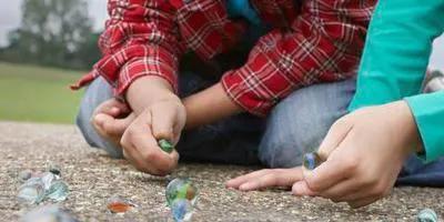 三颗大弹珠的玩法，童年记事——打弹珠