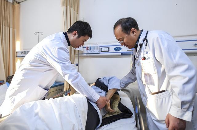 医生的收入有多少，医生的收入有多少钱（上海三甲医院医生工资流出）