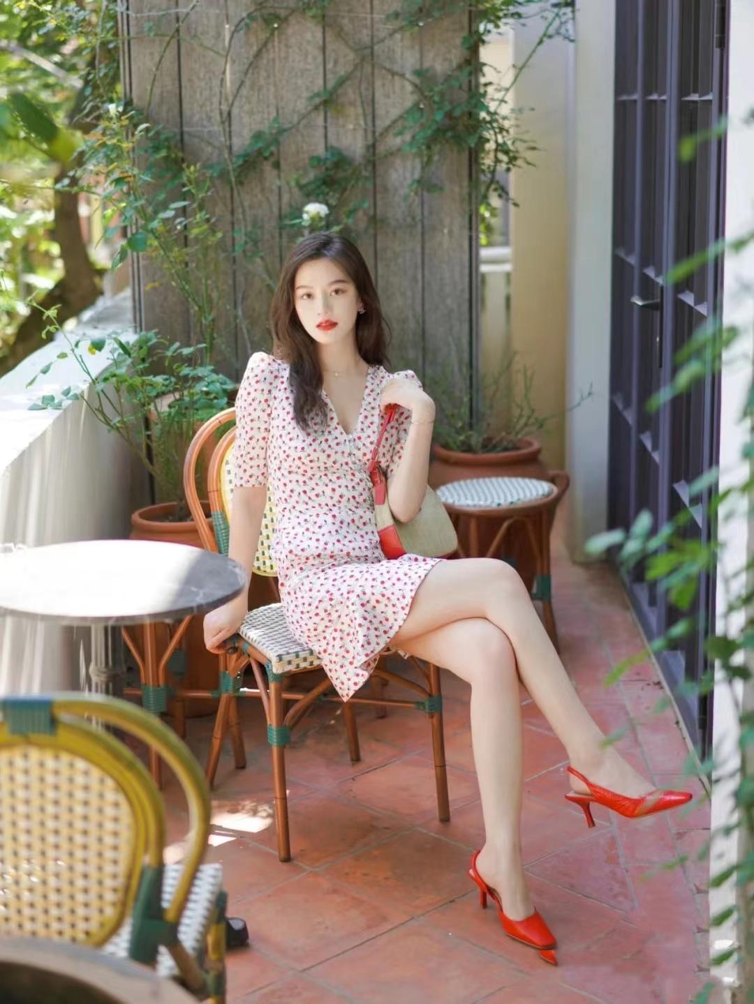 红色高跟鞋配什么衣服好看,红色高跟鞋怎么搭配衣服(炙热火辣的"红色