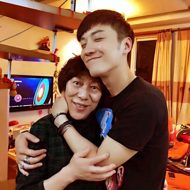 乔任梁意外死亡，乔任梁是什么时候去世的（白发父母怀念他的方式招来谩骂）