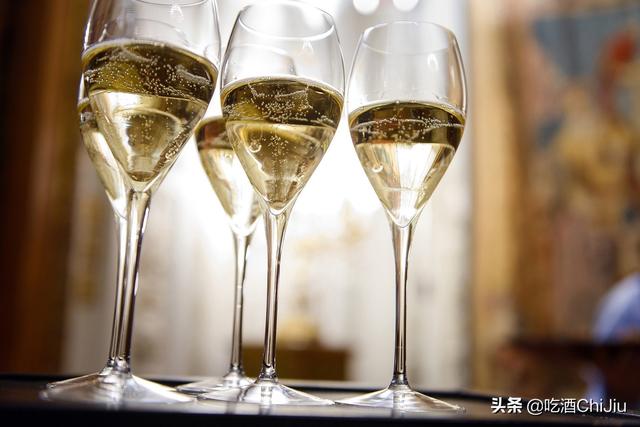 香槟和红酒的味道一样吗，香槟和葡萄酒味道一样吗（“香槟”跟“起泡酒”）