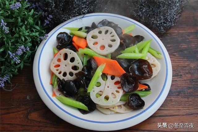 芹菜胡萝卜炒木耳的家常做法，把这四种蔬菜搭配