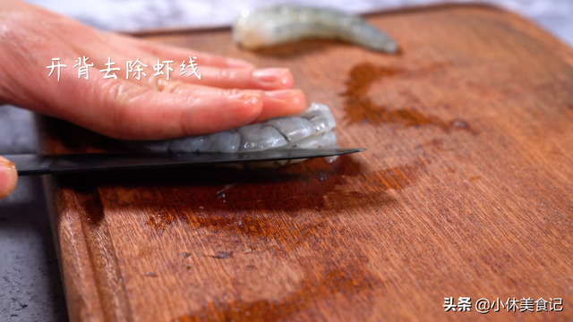 炸虾尾巴怎么做，油炸虾尾怎么做（基围虾新做法，味道回味无穷）