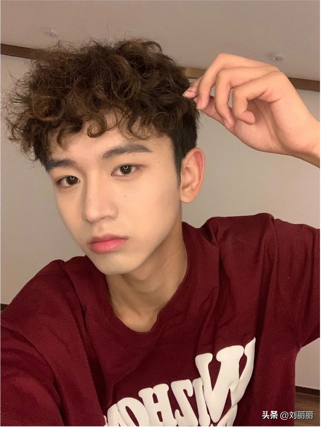 男生发际线高适合什么发型，发际线高适合什么头发（超帅的男士发型）