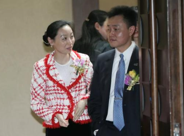 黄光裕妻子杜鹃，黄光裕老婆陈晓照片（铁娘子杜鹃有多厉害）