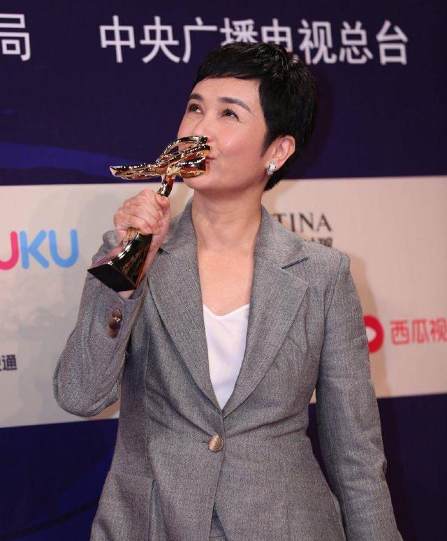 顾长卫张静初关系，曝蒋雯丽包养2名男大学生