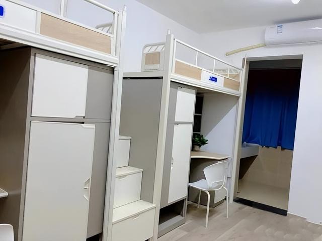 四川大学四川大学的研究生宿舍采用两人间设计,很宽敞,明