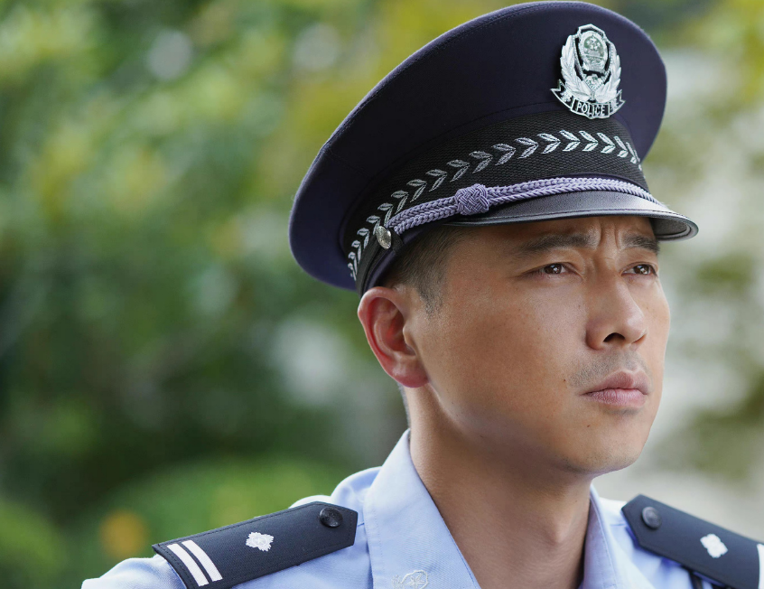 譬如在《冲出亚马逊》中饰演的特种部队中尉王晖,就凭着一身阳刚之气