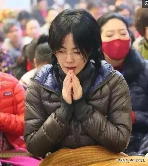 王菲是哪里人今年多大了，53岁王菲在福建寺庙祈福