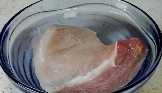 快速解冻肉的方法五分钟内，冻肉怎么快速解冻（冷冻肉解冻别直接用水泡）