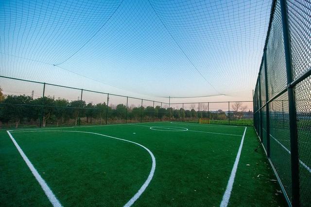 足球禁区在哪个位置，足球禁区尺寸图（“螺蛳壳里做道场”的笼式足球你了解吗）