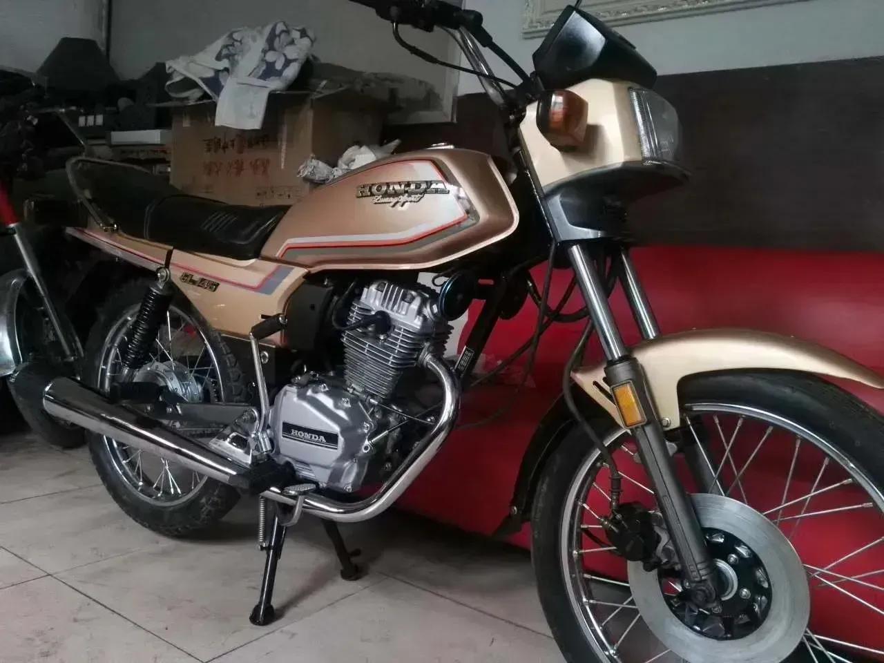 本田gl145摩托车