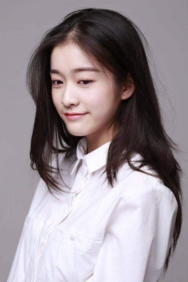 李庚希在哪上大学，李庚希哪个大学毕业的（低情商边程北电第一,李庚希落榜没读大学,艺考后鲜肉小花命运如何）