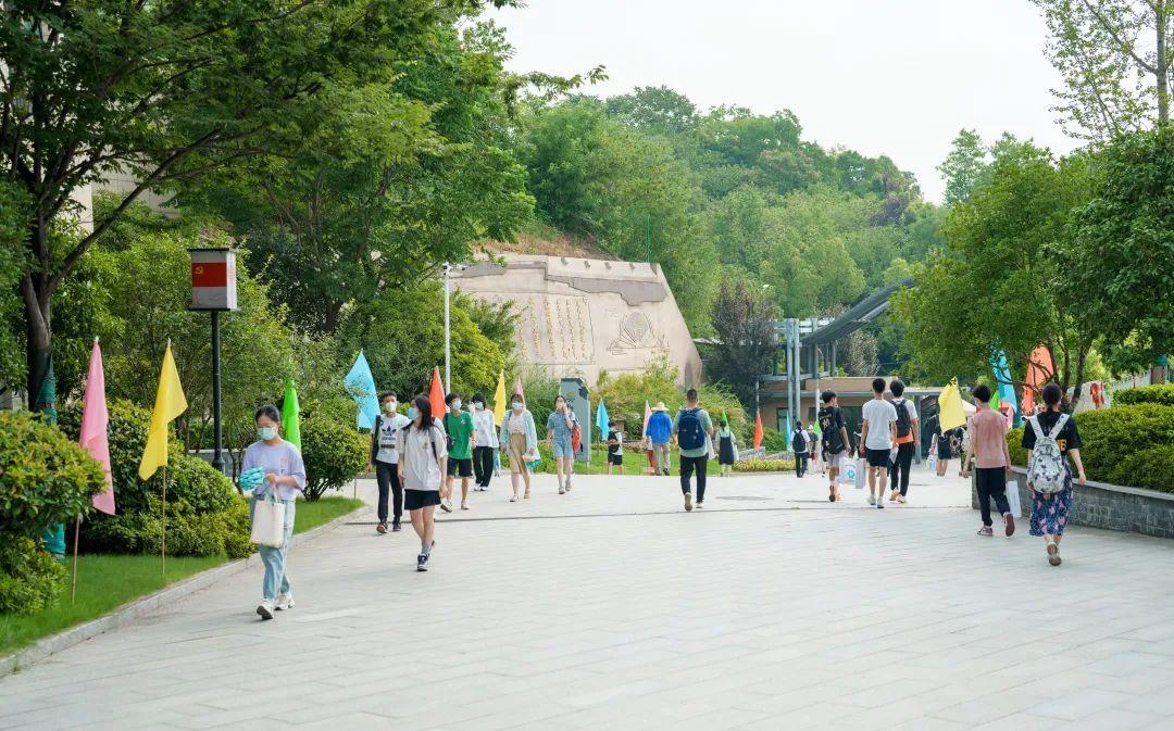 燕子矶中学（南京市燕子矶中学高一学生报到纪实）