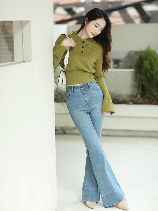 街拍牛仔裤搭配技巧，牛仔裤下面一定不要配“运动鞋”