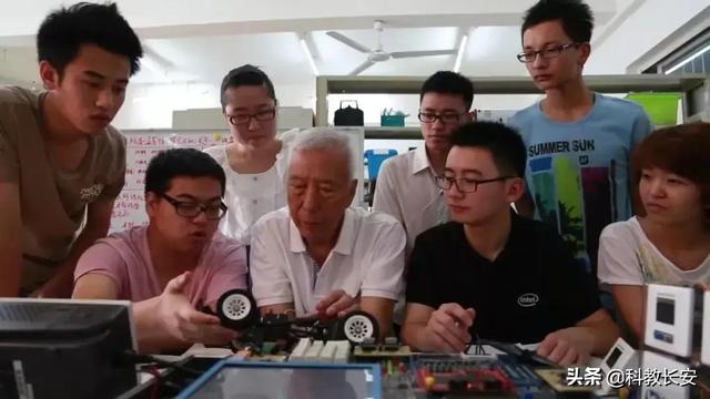 西安培华学院学费多少，西安外事学院专科专业有哪些（成就你的灿烂人生）