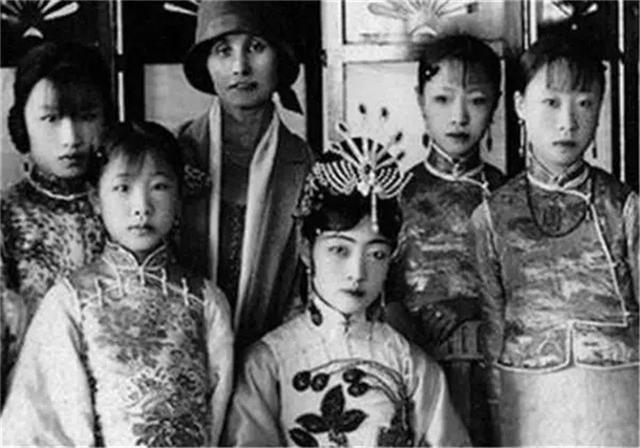 歌手格格老公是谁，那英个人资料简介及家世（大清灭亡后，格格们都嫁给了谁）